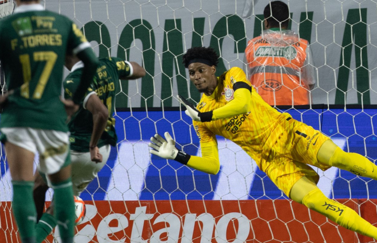 Hugo Souza defende pênalti e Palmeiras e Corinthians ficam no empate