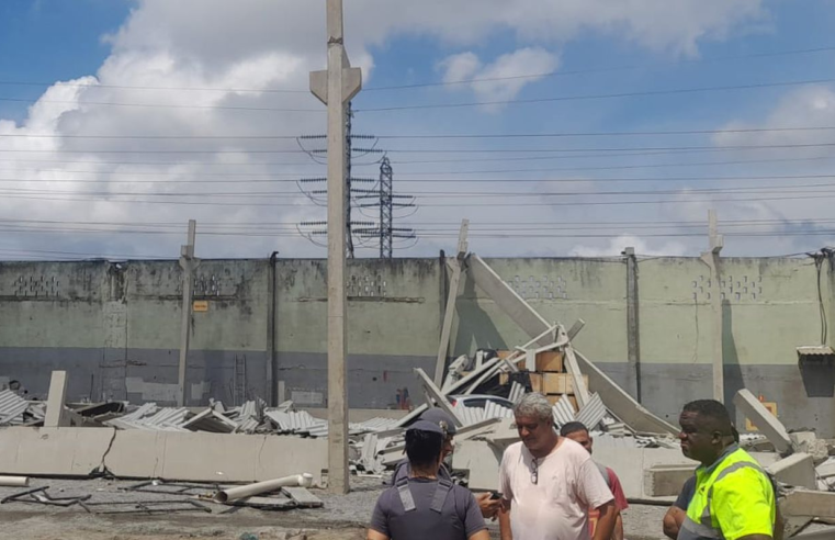 Desabamento de galpão deixa quatro feridos em Santos