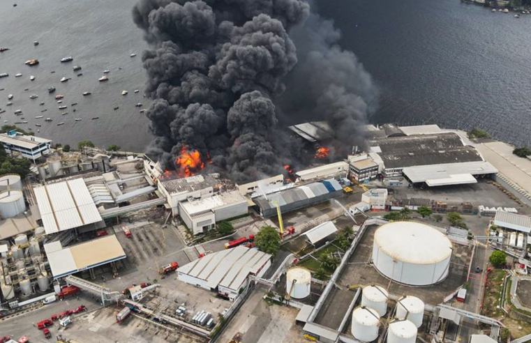 Incêndio atinge fábrica de óleo no Rio de Janeiro