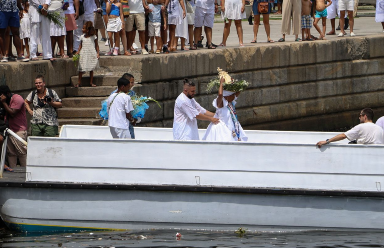 Milhares de fiéis celebram Dia de Iemanjá em cerimônias no Rio
