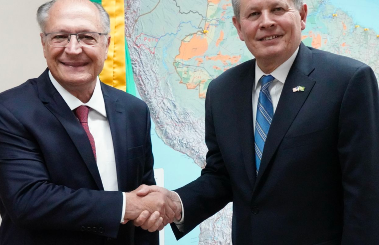 Alckmin recebe senador americano aliado de Trump