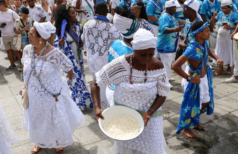 Milhares de pessoas celebram Dia de Iemanjá em cerimônias no Rio
