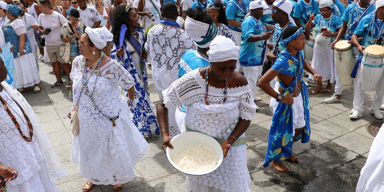 Milhares de pessoas celebram Dia de Iemanjá em cerimônias no Rio