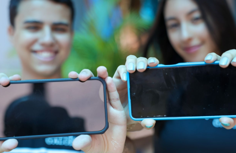 Proibição de celular na escola é bem-vinda, mas não é suficiente