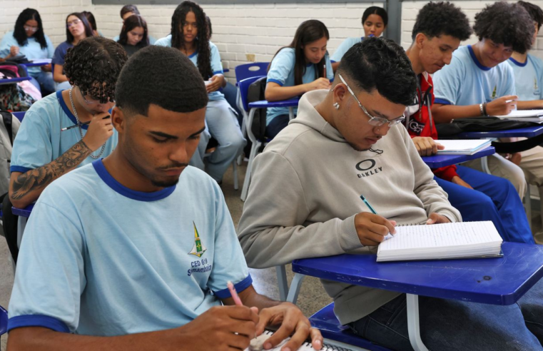 Ajudar a família e mais educação: alunos contam como usam o Pé-de-Meia