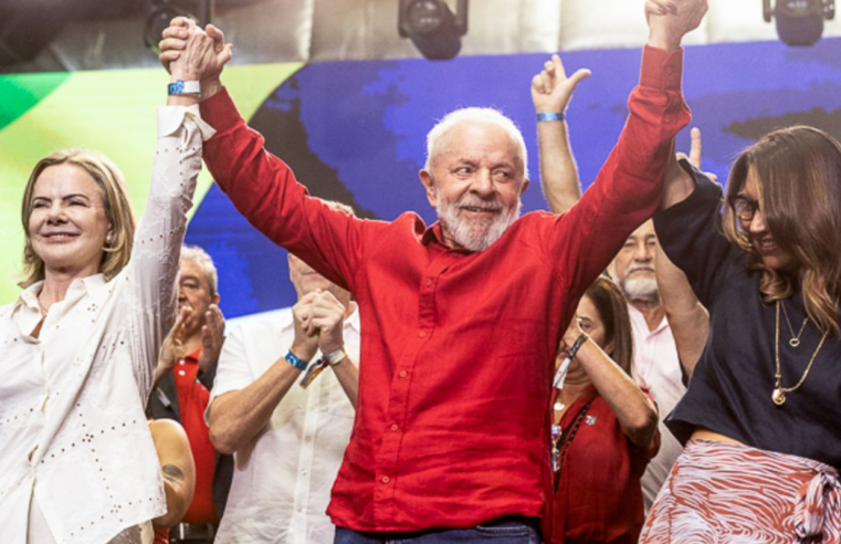 Em evento dos 45 anos do PT, Lula pede defesa da democracia