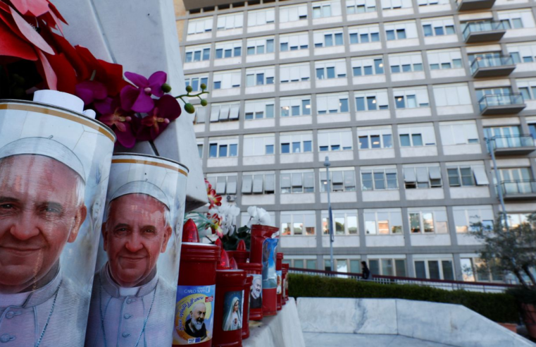 Após crise respiratória, Papa Francisco recebe transfusão de sangue