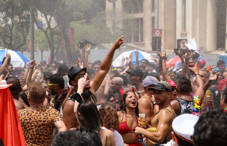Domingo de blocos no Rio tem Fogo e Paixão e Gigantes da Lira