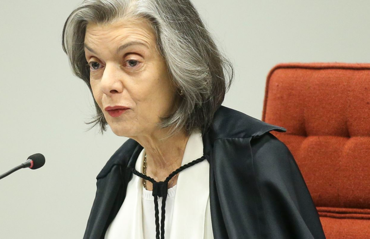 Cármen Lúcia mantém investigação contra Bolsonaro