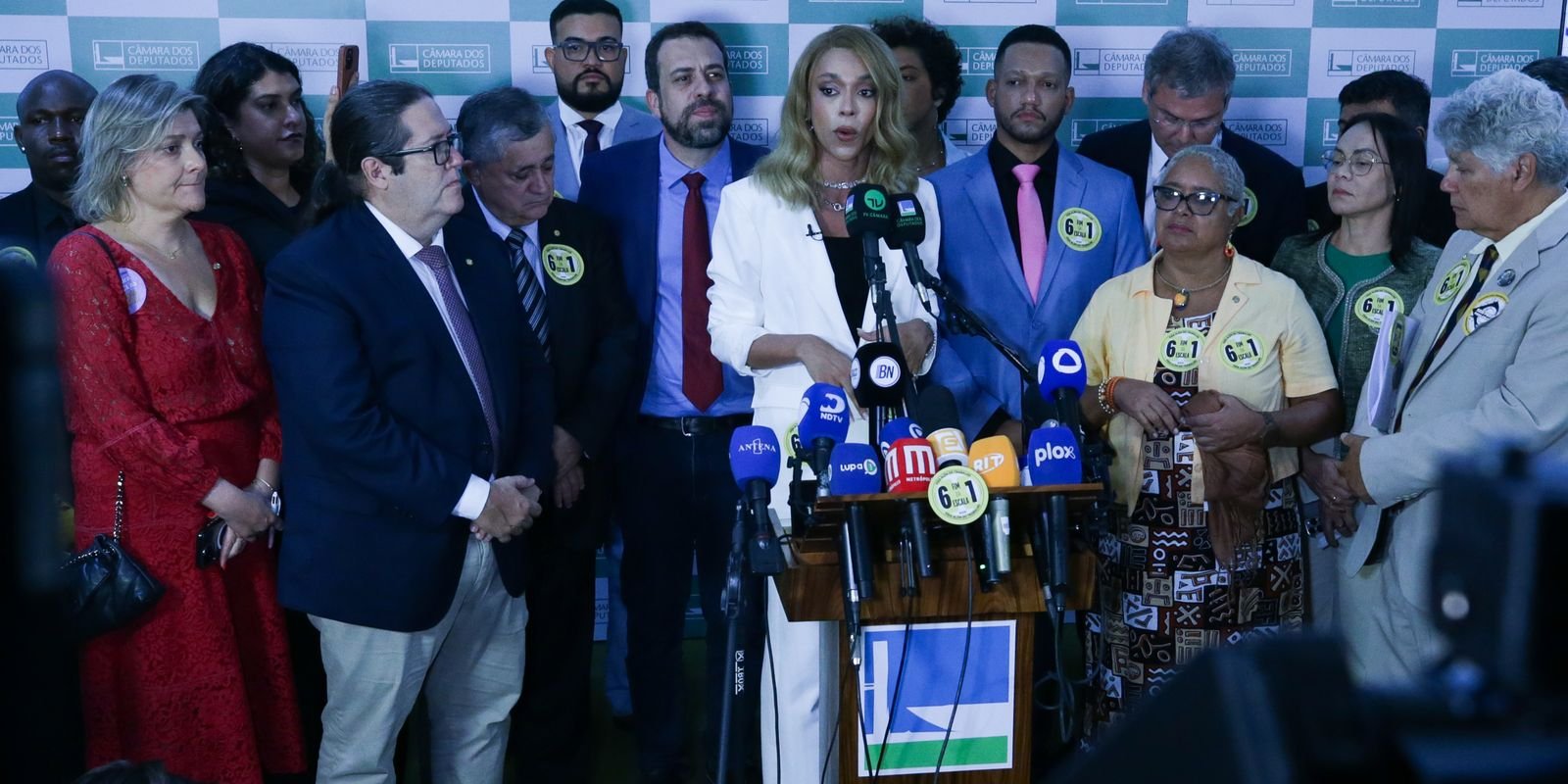 PEC contra escala 6×1 é protocolada na Câmara com 234 assinaturas 
