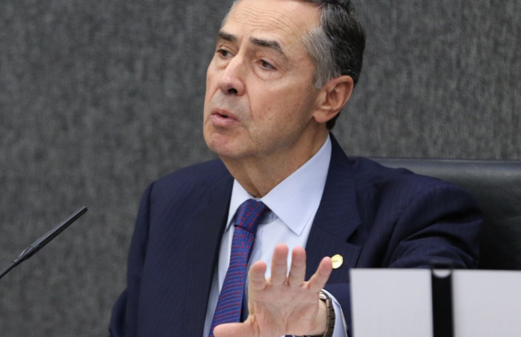 Barroso nega impedimento de Moraes, Zanin e Dino para julgar Bolsonaro