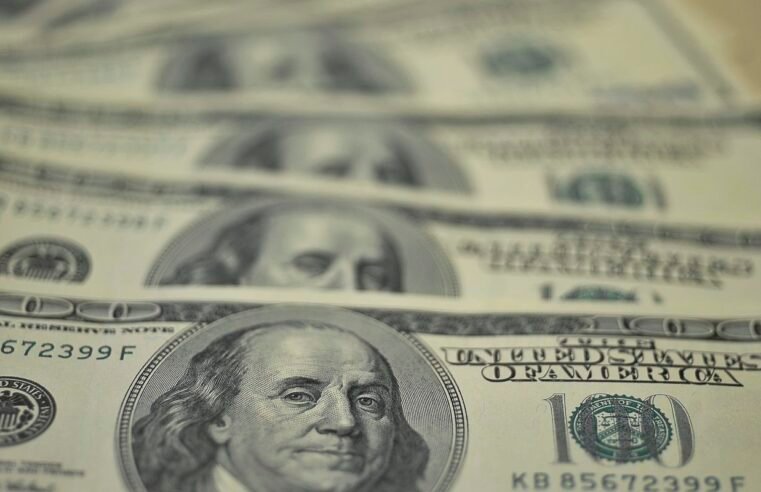 Dólar sobe para R$ 5,75 com tarifas de Trump e declarações de Haddad