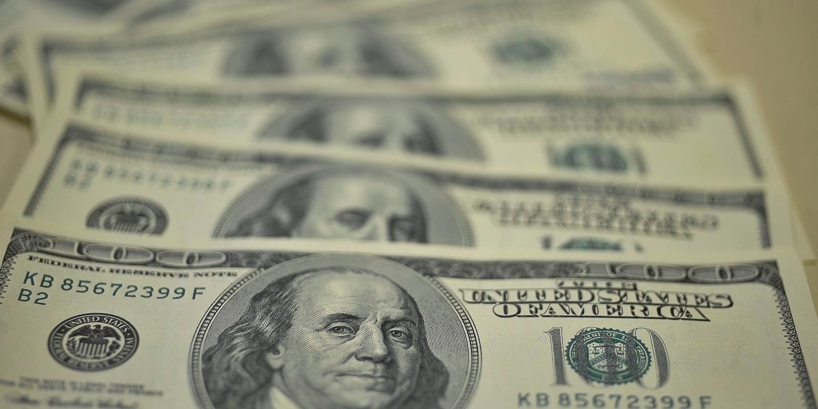 Dólar sobe para R$ 5,75 com tarifas de Trump e declarações de Haddad