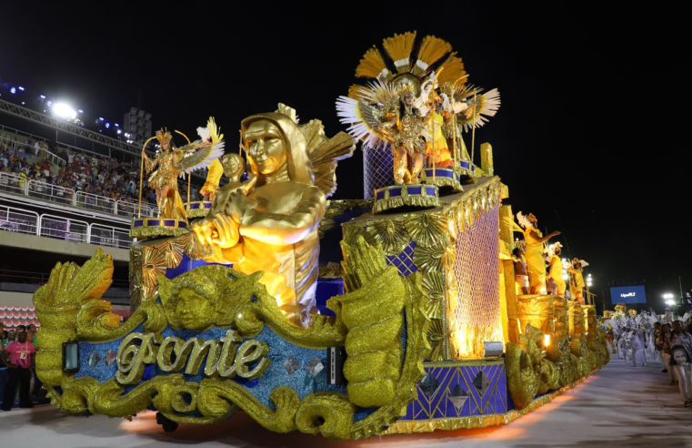 Carnaval carioca começa com desfile da Série Ouro e 22 blocos de rua