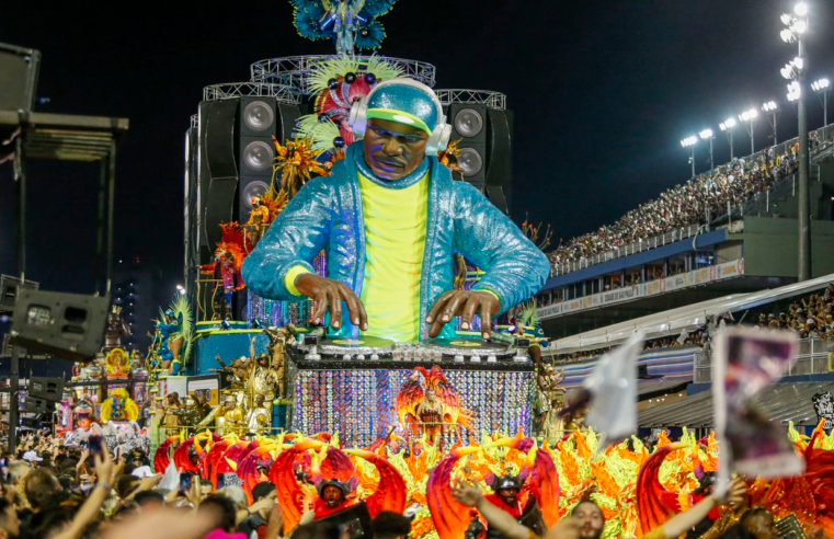 Afoxé Filhos da Coroa de Dadá abre segundo dia de desfiles em SP