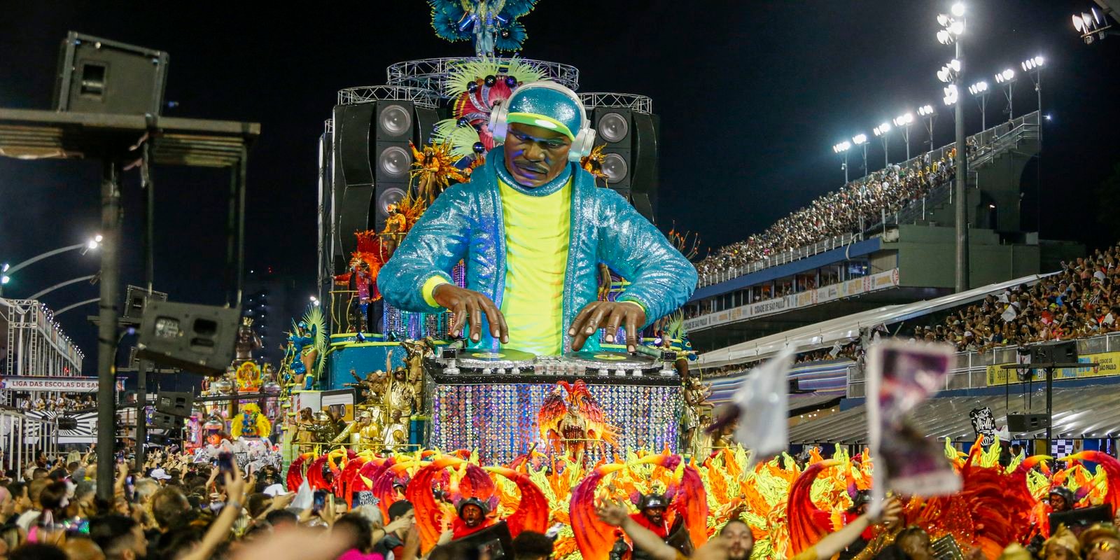 Afoxé Filhos da Coroa de Dadá abre segundo dia de desfiles em SP