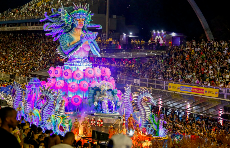 Sete escolas de samba abrem os desfiles no Sambódromo do Anhembi