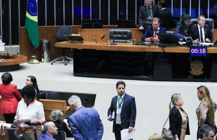 Câmara aprova atendimento prioritário para mães e pais atípicos no SUS