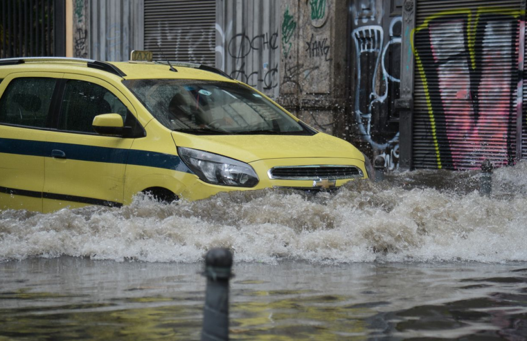 Temporal provoca alagamentos e quedas de árvores no Rio