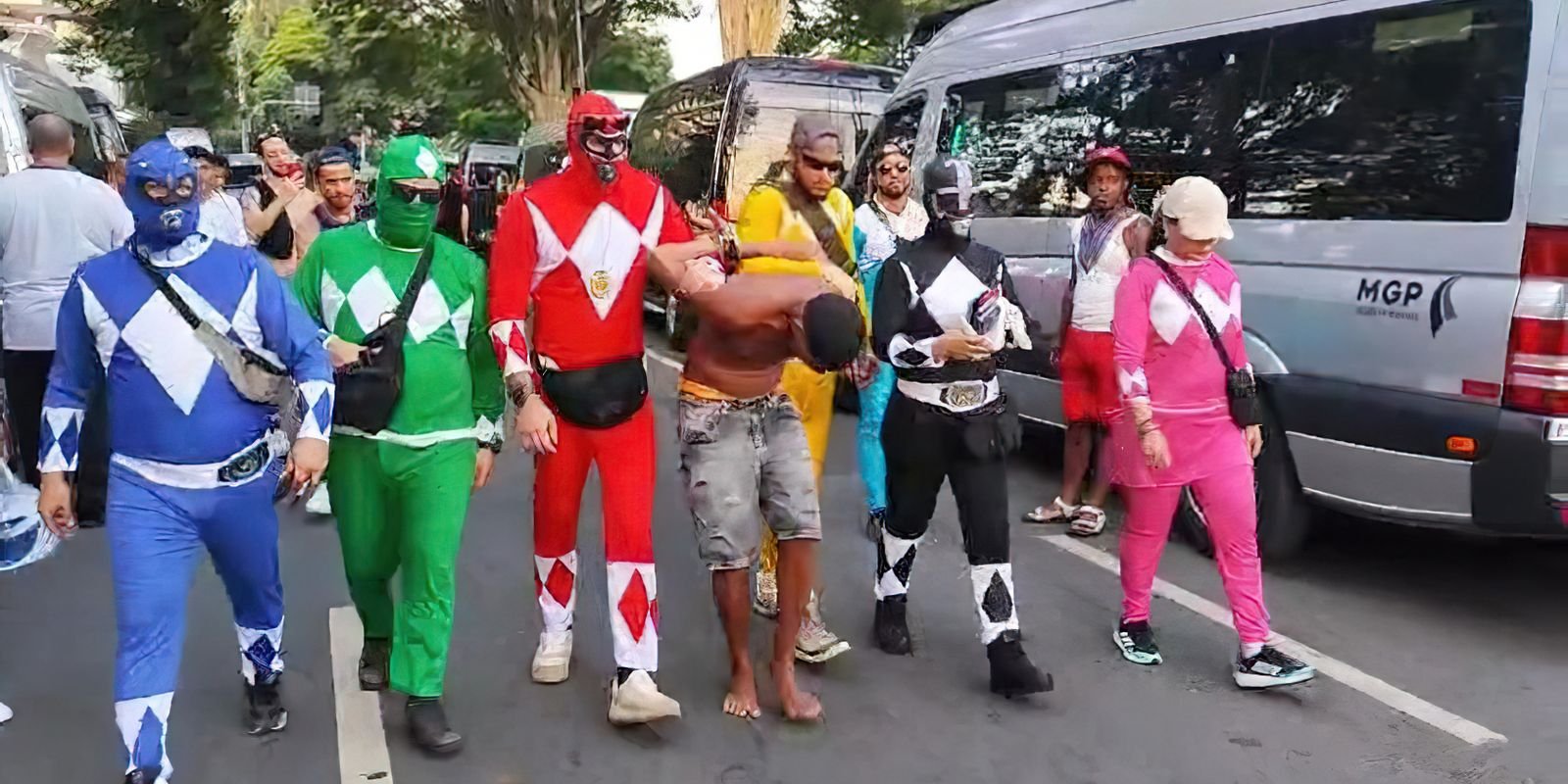 Policiais civis fantasiados prendem homem com celulares roubados em SP