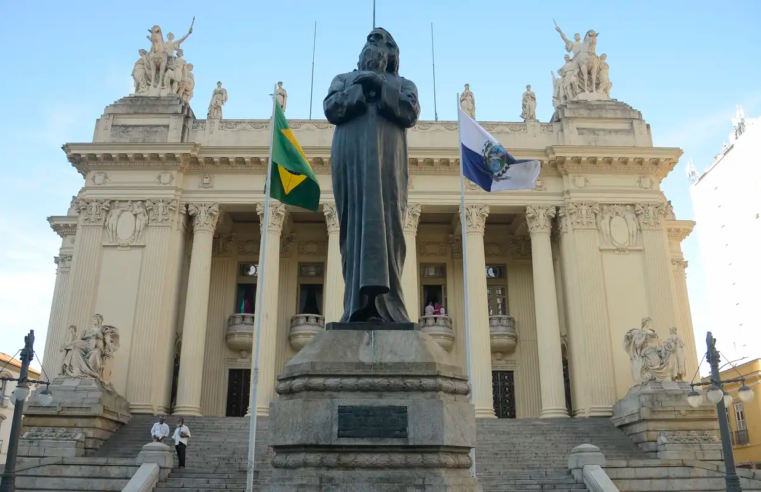 Alerj celebra 50 anos com visita teatralizada no Palácio Tiradentes