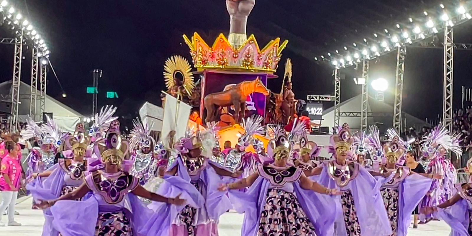 Desfile de escolas de samba reafirma tradição popular no RS