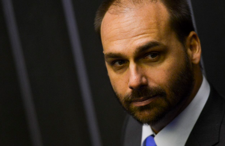 PGR dá parecer contra apreensão do passaporte de Eduardo Bolsonaro