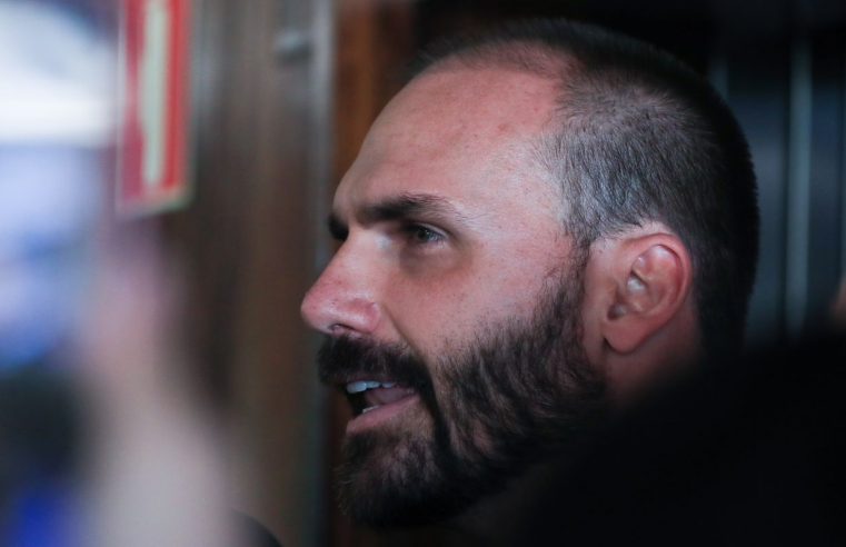 Moraes nega apreensão do passaporte de Eduardo Bolsonaro