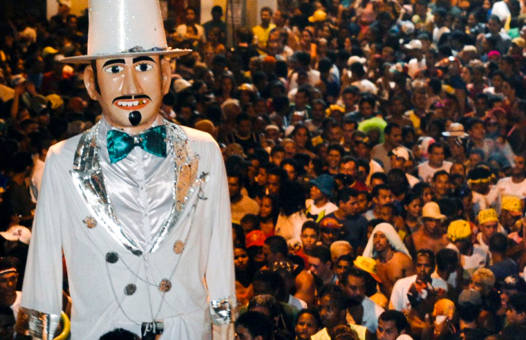 Frevo e axé agitam foliões nesta tarde no carnaval do Nordeste