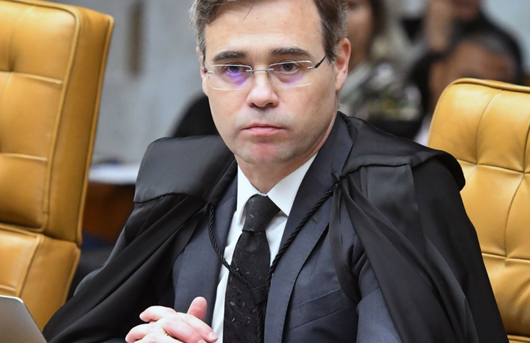 Mendonça vota para impedir Moraes e Dino em julgamento de Bolsonaro