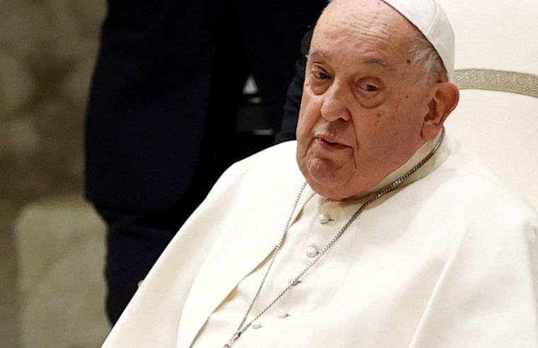 Papa pode aparecer neste domingo para saudação aos fiéis, diz Vaticano