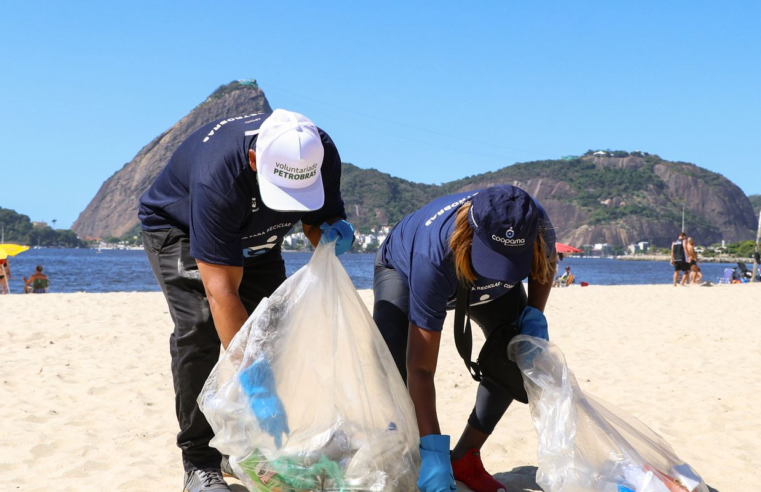 Voluntários retiram mais de 600 kg de resíduos da Baía de Guanabara