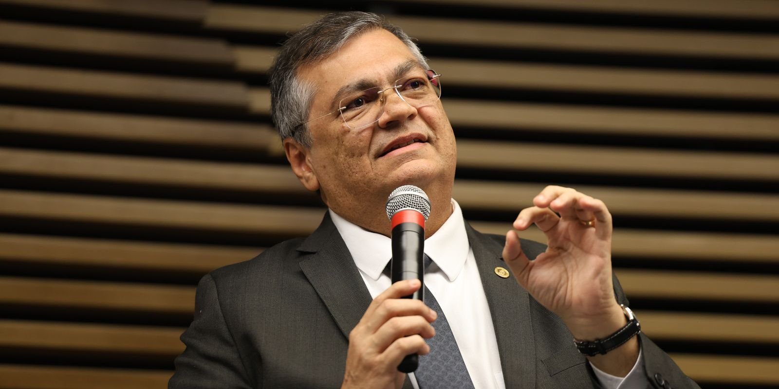 Flávio Dino vota pela cassação da deputada Carla Zambelli