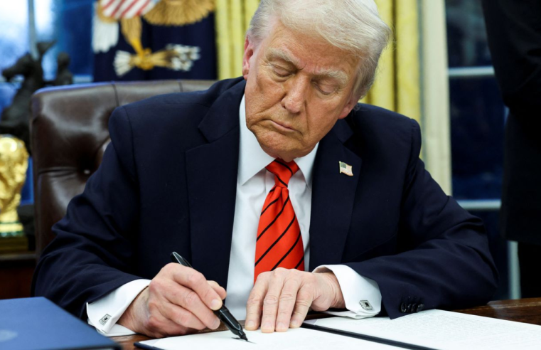 Trump anuncia tarifa contra países que comprarem petróleo da Venezuela