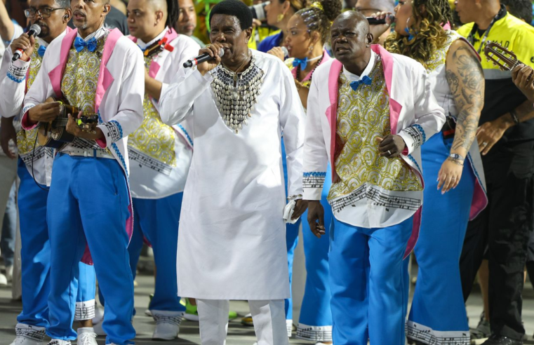 Neguinho da Beija-Flor faz seu último desfile disputando título