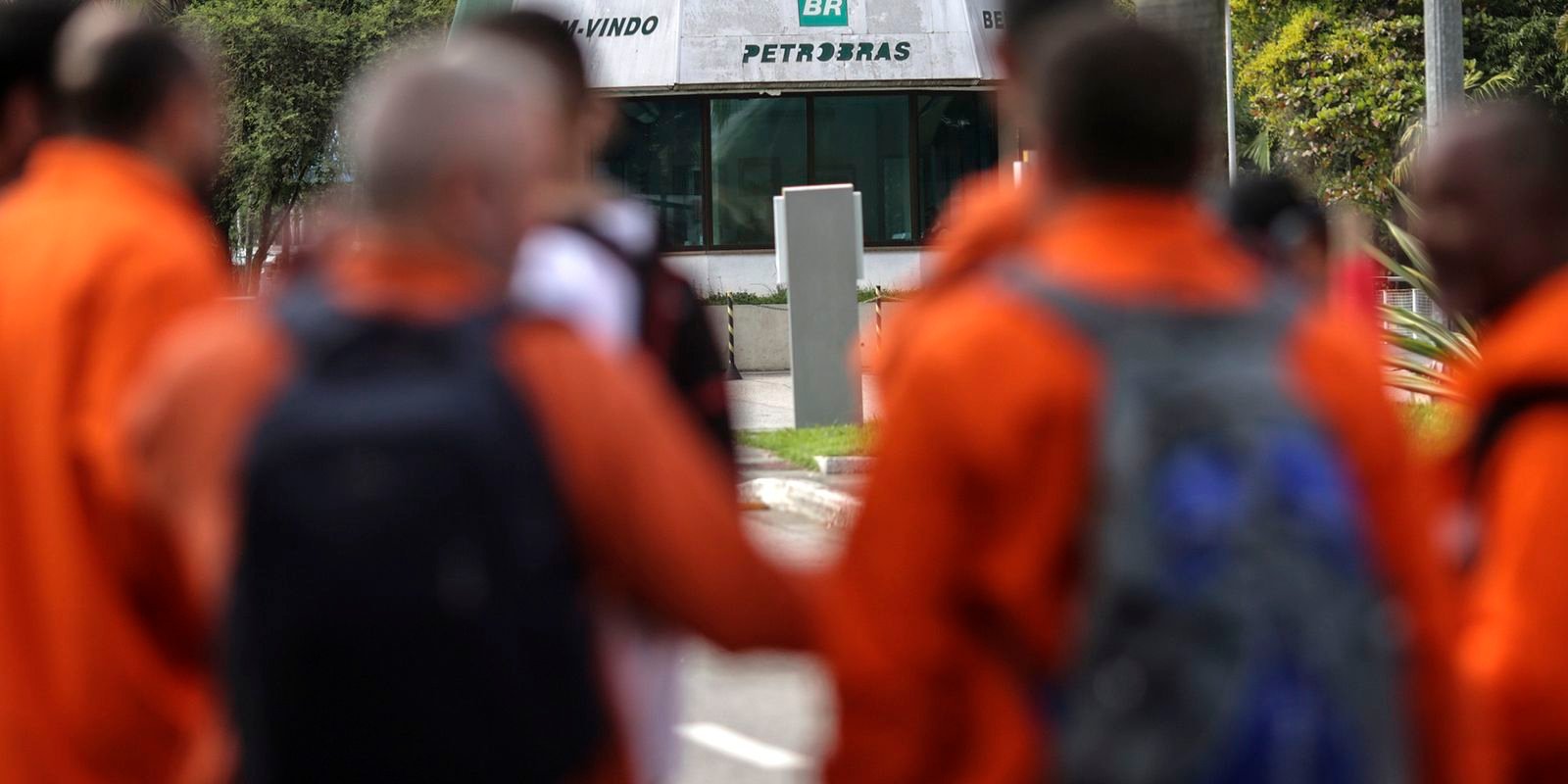 Petroleiros param por 24 horas contra mudanças no teletrabalho e PLR