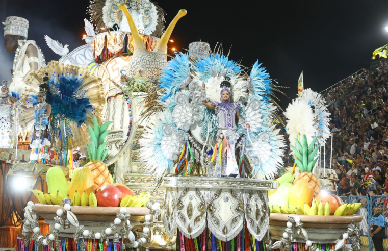Ancestralidade domina a segunda noite de desfiles no Sambódromo do Rio