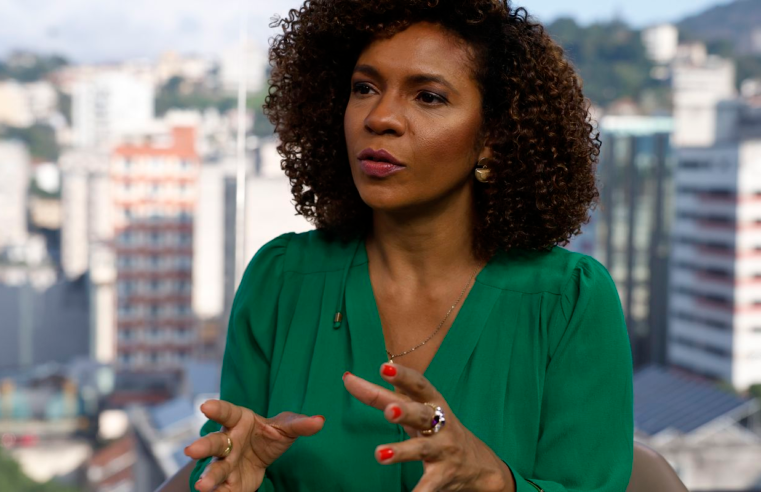 Luciana Barreto denuncia ataques racistas em delegacia especializada