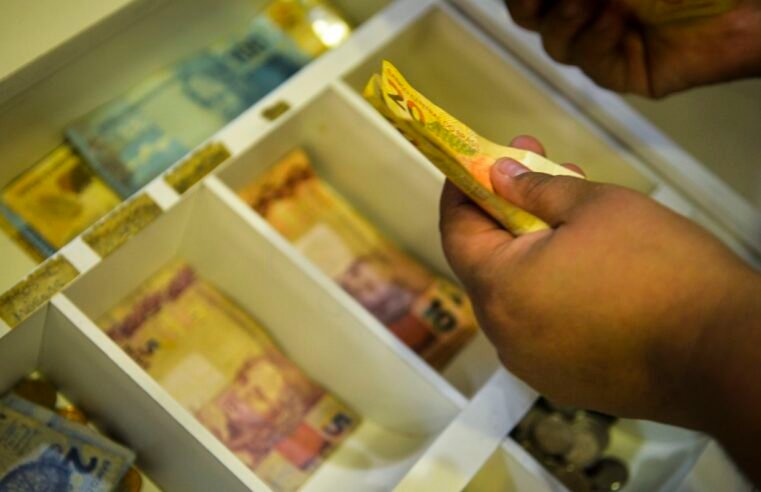 Aposentados e pensionistas começam a receber antecipação do 13º