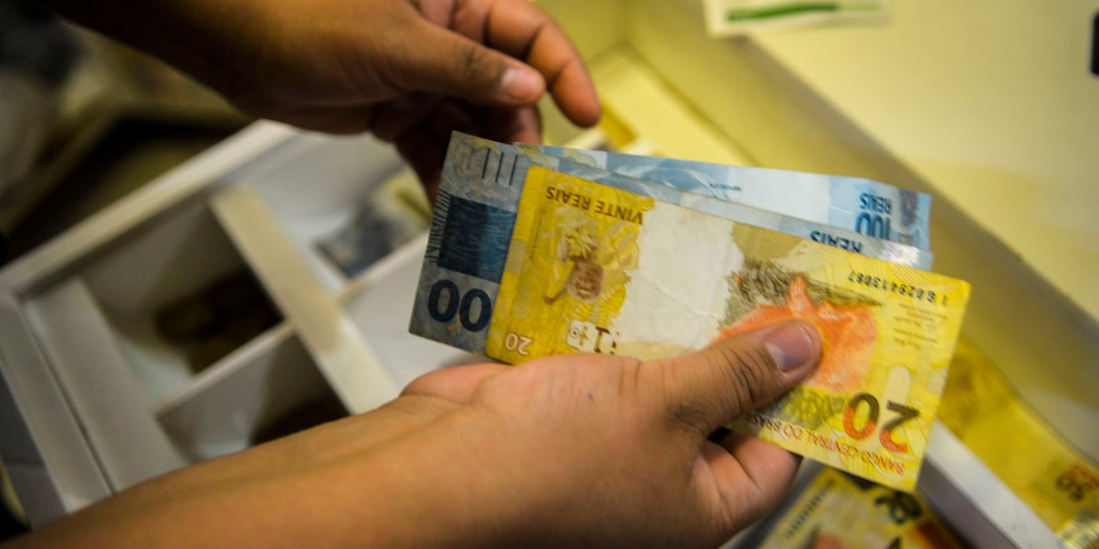 Aposentados e pensionistas do INSS podem consultar antecipação do 13º