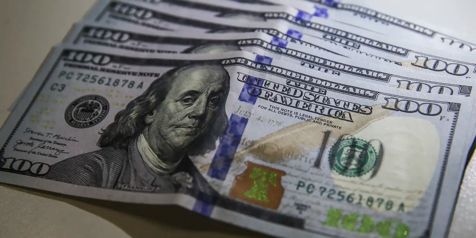 Dólar cai para R$ 5,72 e atinge menor nível em quase três semanas