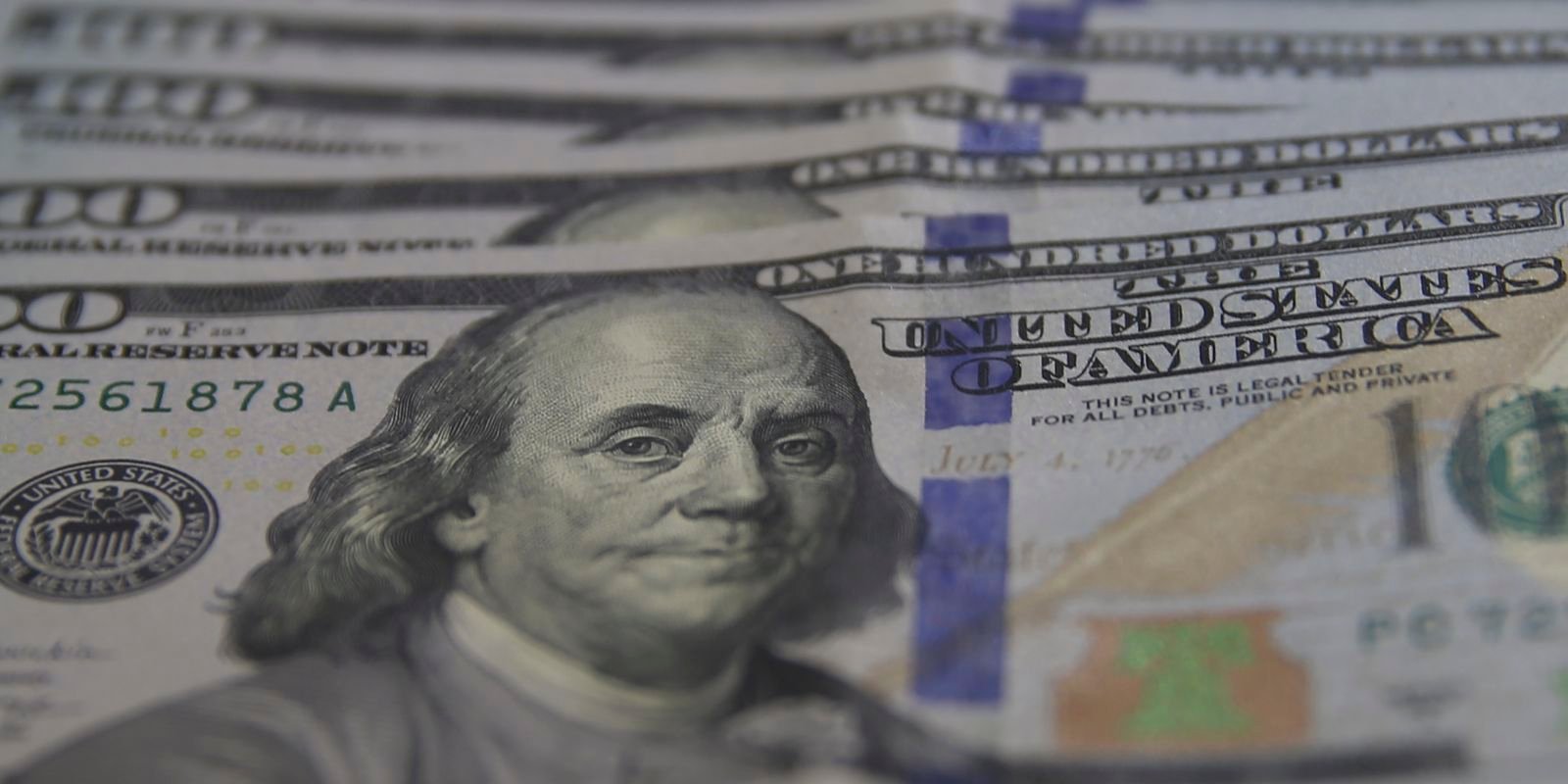 Dólar chega perto dos R$ 5,90 com tensões comerciais