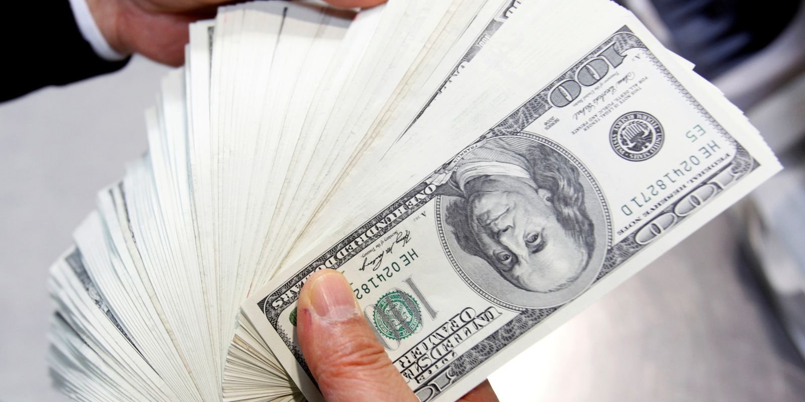 Dólar desaba após tarifas de Trump e atinge menor valor em seis meses