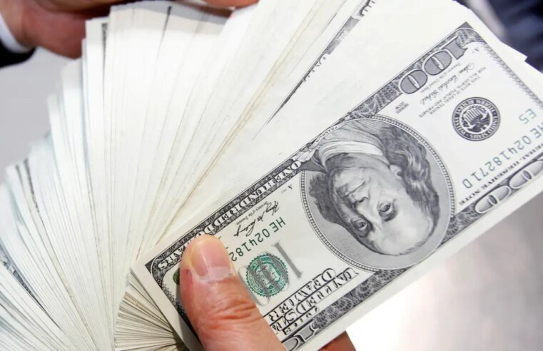 Dólar encosta em R$ 6 após Trump impor taxa de 104% à China
