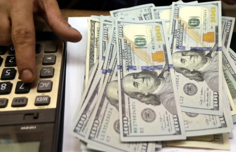 Dólar sobe para R$ 5,67 após oito quedas consecutivas