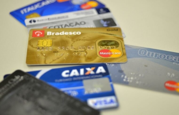 Juros do cartão de crédito rotativo avançam e chegam a 445% ao ano