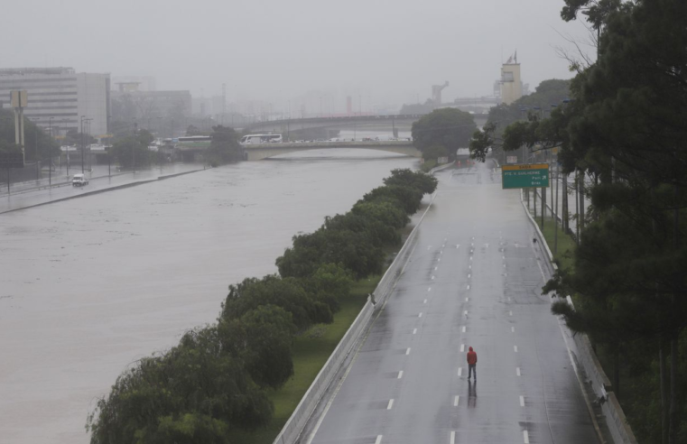 Fortes chuvas atingem São Paulo e alagam ruas