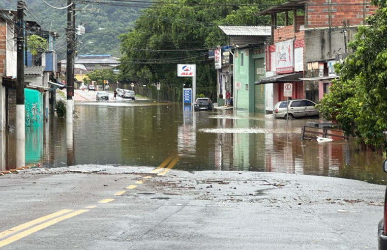 Águas baixam em Ubatuba e moradores já começam a voltar para casa