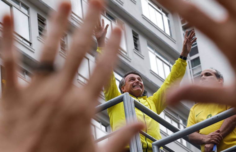 Bolsonaro nega tentativa de golpe e diz esperar por "ajuda externa"