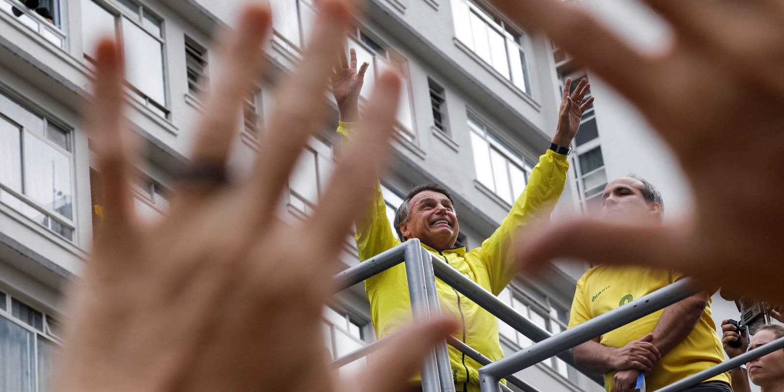 Bolsonaro nega tentativa de golpe e diz esperar por "ajuda externa"